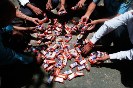 Foto de Personas clasificando paquetes de galletas contaminadas debido a que el buque portacontenedores chitra chocó en el mar Bombay Mumbai, Maharashtra, India 9-agosto-2010 - Imagen libre de derechos