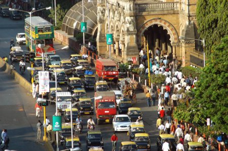Foto de Tráfico fuera de la estación de tren VT; Victoria Terminus ahora renombrada como estación CST; Chatrapati Shivaji Terminus en Bombay ahora Mumbai; Maharashtra; India - Imagen libre de derechos