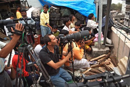 Foto de Fotógrafos de prensa y camarógrafo de televisión en la casa nariman después del ataque terrorista de muyahidines, Bombay Mumbai, Maharashtra, India 26, Noviembre, 2008 - Imagen libre de derechos