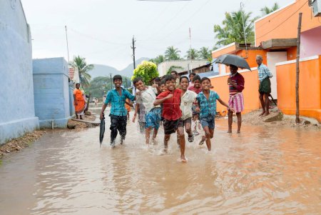 Téléchargez les photos : Inondation due aux fortes pluies dans les ghats occidentaux, Udumalaipettai, Udumalpet, Tamil Nadu, Inde - en image libre de droit