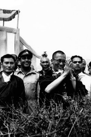 Téléchargez les photos : Jeune et souriant Dalaï Lama à l'arrivée en Inde échapper à Tibat NEFA ; Arunachal Pradesh ; Inde1959 - en image libre de droit