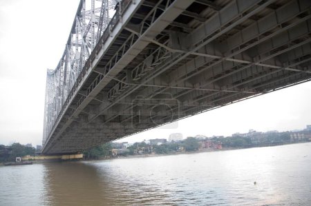 Foto de Vista del puente Howrah ahora Rabindra Setu sobre el río Hooghly; Calcuta Kolkata; Bengala Occidental; India - Imagen libre de derechos
