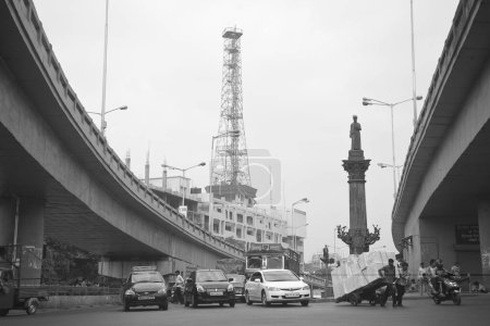 Téléchargez les photos : Statue de Khada parsi et station de sapin au survol du patil à Abdul Hamid Ansari Chowk, Clare road, Byculla, Bombay Mumbai, Maharashtra, Inde 11-janvier-2010 - en image libre de droit