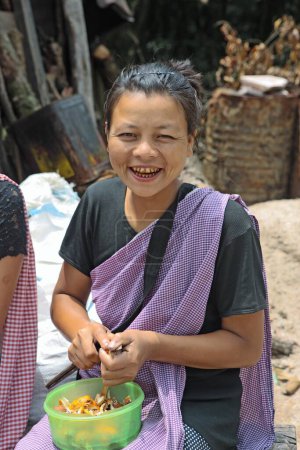 Téléchargez les photos : Femme tribale Khasi coupe noix de bétel, Cherrapunjee, Sohra, Meghalaya, Inde - en image libre de droit