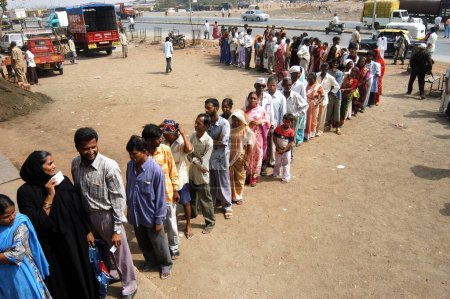 Foto de Personas de pie en una cola para votar durante las elecciones indias de Loksabha de 2004 en la cabina de votación en Mankhurd, Bombay Mumbai, Maharashtra, India - Imagen libre de derechos