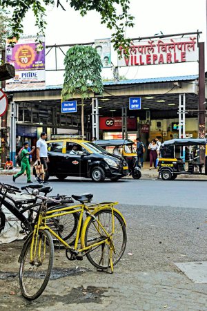 Foto de Vile Parle Railway Station entrance, Mumbai, Maharashtra, India, Asia - Imagen libre de derechos