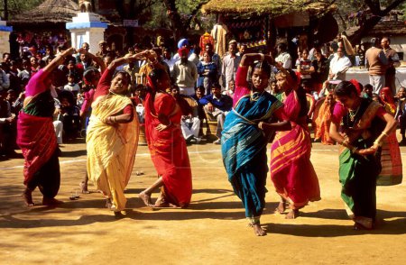 Foto de Danza folclórica, bailarines kokani en la feria surajkund, haryana, India - Imagen libre de derechos