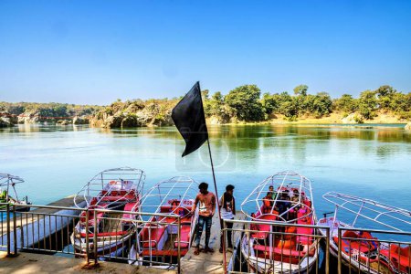 Téléchargez les photos : Bateaux de tourisme, Cascade de Dhuandhar, Rivière Narmada, Bhedaghat, Jabalpur, Madhya Pradesh, Inde - en image libre de droit