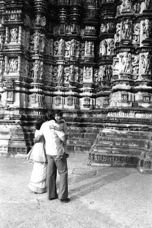 Foto de Pareja mirando la escultura erótica Khajuraho Madhya Pradesh India Asia 1981 - Imagen libre de derechos