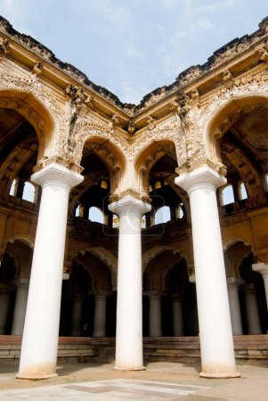 Téléchargez les photos : Grandes colonnes et stuc au palais Thirumalai Nayak (Naick) construit en 1636 dans le style indo-saracénique à Madurai ; Tamil Nadu ; Inde - en image libre de droit