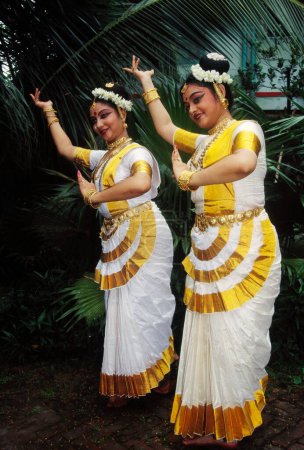 Téléchargez les photos : Mohiniattam, femmes exécutant la danse classique de l'Inde - en image libre de droit