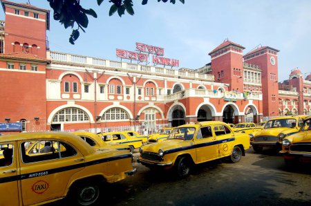 Téléchargez les photos : Construction de la gare de Howrah et station de taxi ; Calcutta maintenant Kolkata ; Bengale occidental ; Inde - en image libre de droit