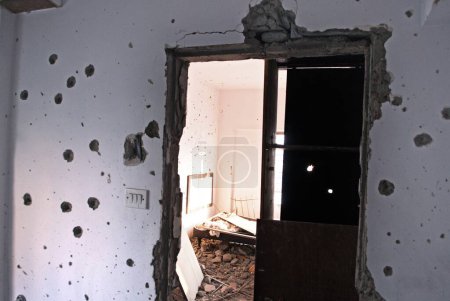 Téléchargez les photos : Explosion à la grenade et traces de balles sur le mur du centre communautaire juif de nariman House par des terroristes moudjahidines du deccan à Bombay Mumbai, Maharashtra, Inde 17 février 2009 - en image libre de droit