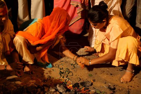 Foto de Mujer rompiendo brazaletes verdes como marca de viudez después de la boda de eunucos con motivo de Bewa Purnima en Ghatkopar; Bombay ahora Mumbai; Maharashtra; India - Imagen libre de derechos