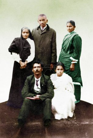 Téléchargez les photos : Kasturba Gandhi et Mahatma Gandhi avec le Dr Hermann Kallenbach et les femmes, 1913 - en image libre de droit