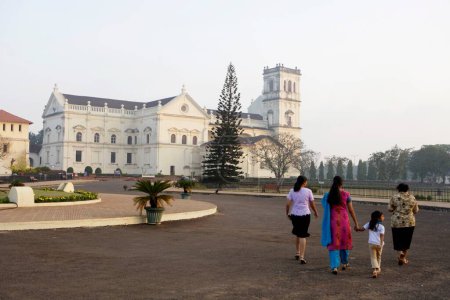 Téléchargez les photos : La famille va voir la cathédrale, église construite en 1528 A.D, site du patrimoine mondial de l'Unesco, vieux Goa, Velha Goa, Inde - en image libre de droit