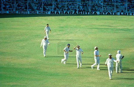Téléchargez les photos : Joueurs anglais heureux sur l'obtention d'un wicket - Inde - Angleterre match de cricket au stade Wankhede, Bombay, Maharashtra, Inde Février 1980 - en image libre de droit