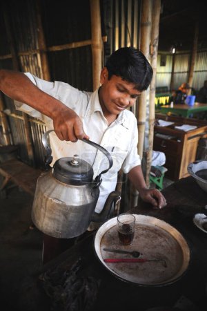 Téléchargez les photos : Jeune garçon servant du thé, Bangladesh - en image libre de droit