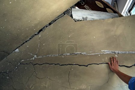 Téléchargez les photos : Cracked Walls of nariman house Jewish community centre by deccan moujahedeen terrorists attack in Bombay Mumbai, Maharashtra, India 13, février 2009 - en image libre de droit