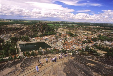 Téléchargez les photos : Colline de Vindhyagiri, Shravanbelagola, Karnataka, Inde - en image libre de droit