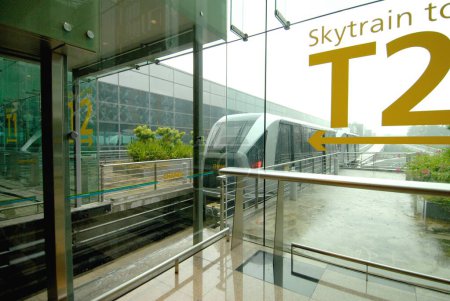 Foto de Tren de metro Skytrain tren mono en el aeropuerto, Singapur - Imagen libre de derechos