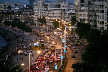 Téléchargez les photos : Vue du soir du collier Queens à la promenade Marine ; Bombay maintenant Mumbai ; Maharashtra ; Inde - en image libre de droit