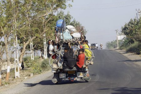 Téléchargez les photos : Les résidents locaux voyagent à Chakdo, Porbandar, Gujarat, Inde - en image libre de droit