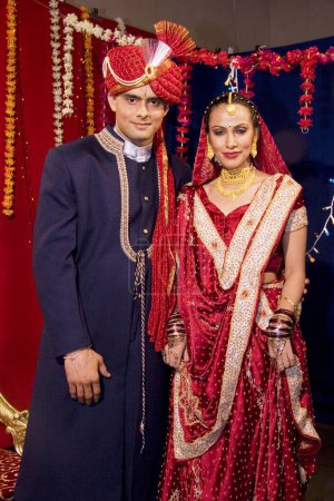 Foto de Novia india y novio en el uso tradicional para la ceremonia de matrimonio - Imagen libre de derechos