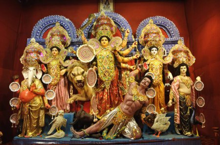 Foto de Estatua de la diosa Durga matando mahishasura India Asia - Imagen libre de derechos