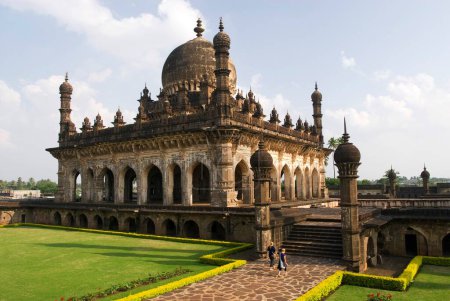 Téléchargez les photos : L'Ibrahim Rauza construit par Ibrahim Adil Shah II est une tombe et une mosquée à Bijapur ; Karnataka ; Inde - en image libre de droit