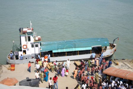 Téléchargez les photos : Service de ferry-boat ; personnes sortant du ferry-boat au Swami Vivekananda Rock Memorial Centre ; Kanyakumari ; Tamil Nadu ; Inde - en image libre de droit