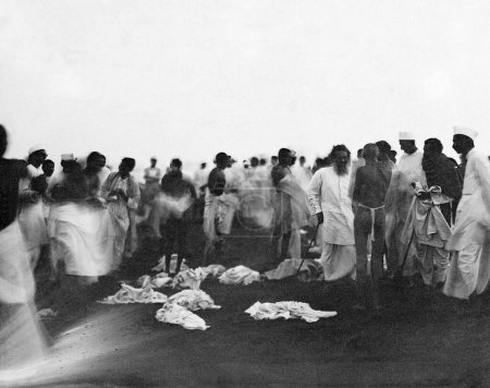 Téléchargez les photos : Mahatma Gandhi après son bain dans la mer au petit matin du 6 avril 1930 à Dandi, Gujarat, Inde - en image libre de droit