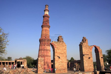 Qutb Minar 1311 erbaut roter Sandsteinturm, indo-muslimische Kunst, Sultanat Delhi, Delhi, Indien UNESCO-Weltkulturerbe