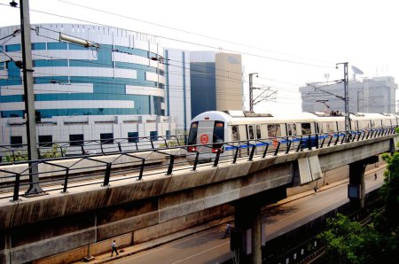 Foto de Metro tren acercándose a Karol Bagh; en Nueva Delhi; India - Imagen libre de derechos