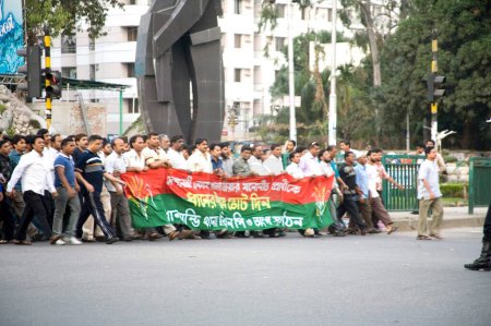 Téléchargez les photos : Morcha d'hommes sur la route pour cause d'agitation politique, Dacca, Bangladesh - en image libre de droit