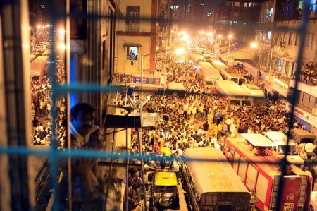 Téléchargez les photos : Des spectateurs se réjouissent devant la maison de Nariman après que des terroristes ont été tués lors de récents attentats à la bombe le 26 novembre 2008 à Bombay Mumbai, Maharashtra, Inde - en image libre de droit