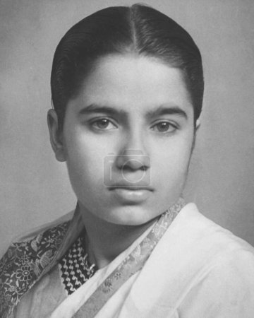 Téléchargez les photos : Vieux vintage studio portrait noir et blanc début 1900 argent gélatine imprimé femme indienne Inde - en image libre de droit