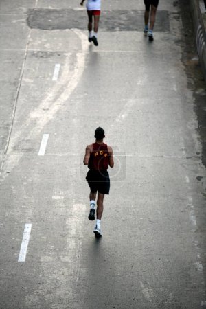 Foto de Participante corriendo durante la maratón de Mumbai organizada en Bombay ahora Mumbai; Maharashtra; India - Imagen libre de derechos