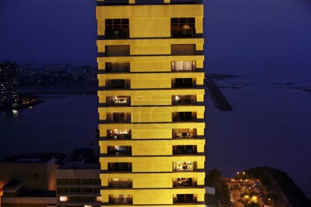 Téléchargez les photos : Vue rapprochée de tous les hôtels éclairés Hilton Towers at Marine Drive ; Bombay Mumbai ; Maharashtra ; Inde - en image libre de droit