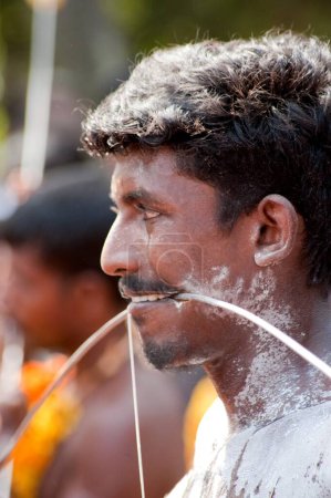 Foto de Hombre piercing pico a través de las mejillas descargando voto en Thaipusam festival, Kerala, India - Imagen libre de derechos