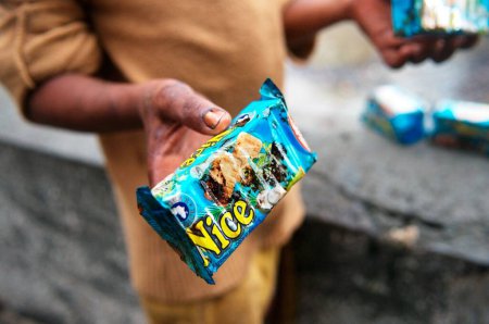 Téléchargez les photos : Homme montrant des paquets de biscuits imbibés d'huile en raison de l'abordage du navire porte-conteneurs Chitra en mer Bombay Mumbai ; Maharashtra ; Inde 9 août 2010 - en image libre de droit