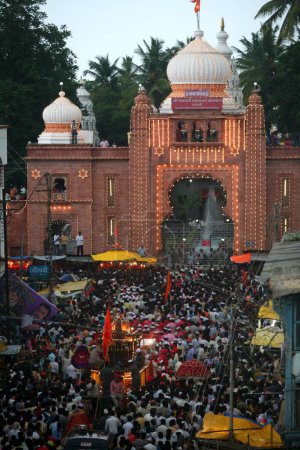 Téléchargez les photos : Porte décorée pour les processions royales d'immersion du seigneur Ganesh organisées par le Shrimant Raja Saheb Vijaysingh Rao Patwardhan, Sangli, Maharashtra, Inde - en image libre de droit