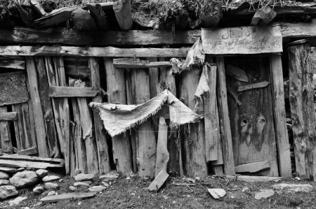 Troncos de madera dañados cabaña, Pahalgam, Cachemira, Jammu y Cachemira, India, Asia
