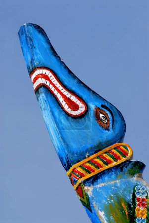 Téléchargez les photos : Vue rapprochée de la tête d'animal mythologique richement peinte sur le côté avant du bateau de pêche du pays et le ciel bleu à Kunkeshwar Beach ; Côte Konkan ; District Sindhudurg ; Maharashtra ; Inde - en image libre de droit