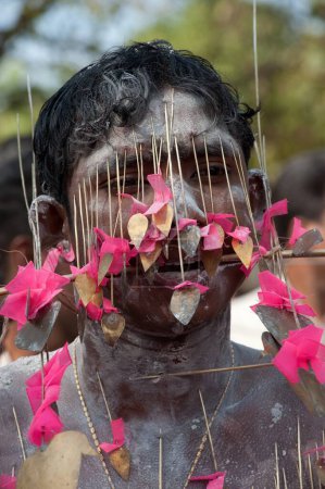Téléchargez les photos : Piercing visage dévot avec des brochettes dans kavadiatam thaipooyam festival thaippooyam ; Kottayakunn ; Nedumgolam ; Quilon Kollam ; Kerala ; Inde NO MR 2010 - en image libre de droit