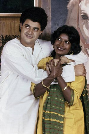 Téléchargez les photos : Gajendra Chauhan pose avec son épouse Habiba, Inde, Asie - en image libre de droit