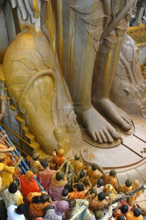 Téléchargez les photos : Turmeric water flowing foot of 58.8 feet monolithic statue of jain saint Gomateshwara lord Bahubali in Mahamastakabhisheka head anointing ceremony; Sravanabelagola, Karnataka, India - en image libre de droit