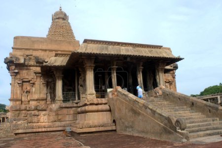 Foto de Devotos escalando las escaleras del templo de Brihadeshwara también llamado templo grande construido en el décimo siglo AD Por Raja Raja Chola Dedicado al señor Shiva en Thanjavur, Tamil Nadu, India - Imagen libre de derechos