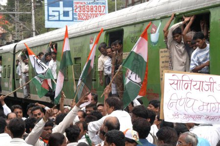 Téléchargez les photos : Un roko ferroviaire à la gare de Ghatkopar, dans la banlieue de Bombay maintenant Mumbai, Maharashtra, Inde, dirigé par les travailleurs du Parti du Congrès indien et du Parti du Congrès nationaliste - en image libre de droit