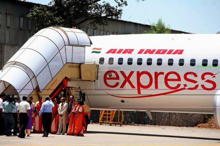 Téléchargez les photos : Un vol Air-India Express une filiale low cost d'Air India basée à l'aéroport international de Chhatrapati Shivaji ou à l'aéroport international du Sahar, Bombay Mumbai, Maharashtra, Inde - en image libre de droit
